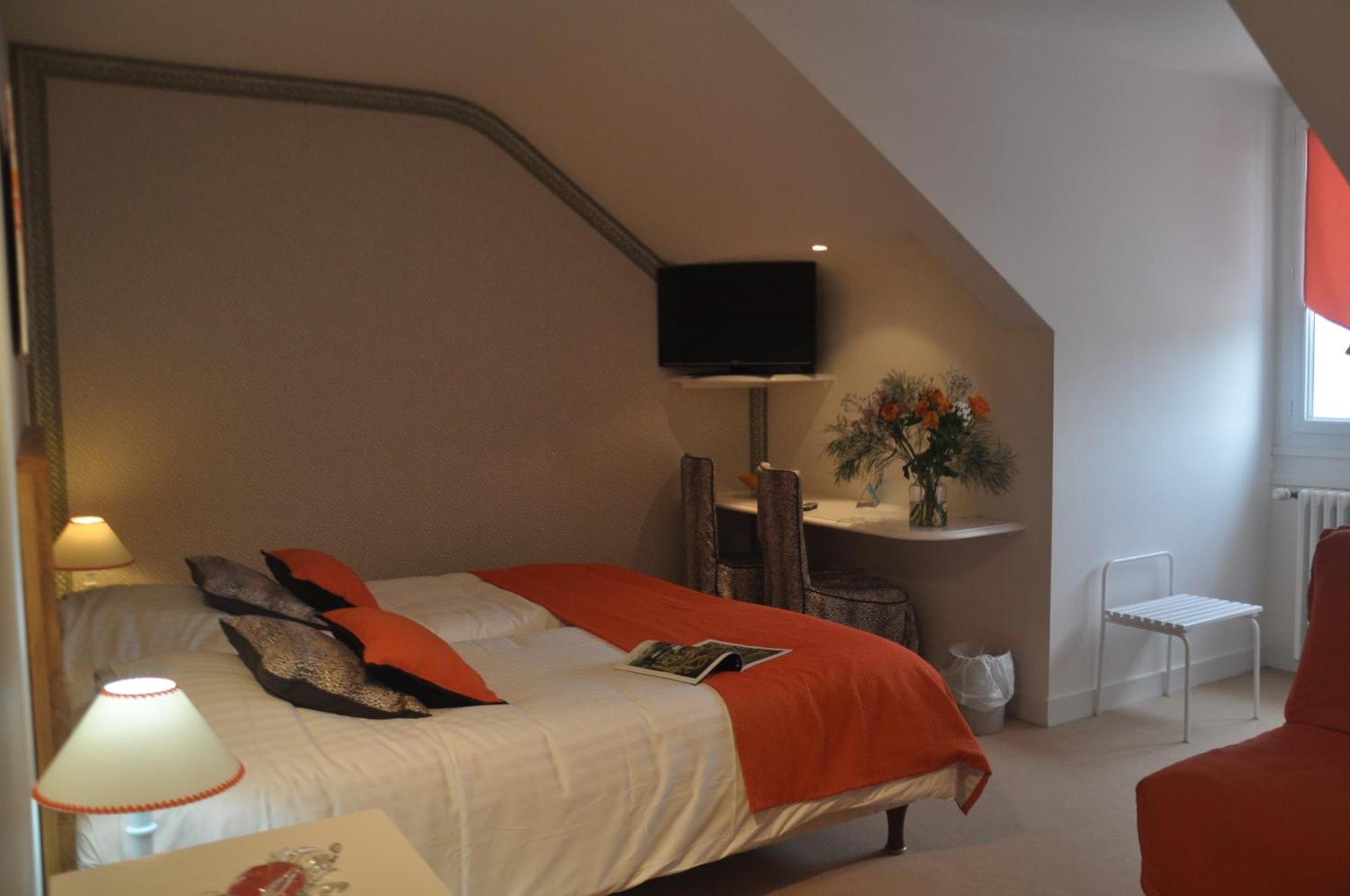 Logis Auberge Du Centre Chitenay Екстериор снимка
