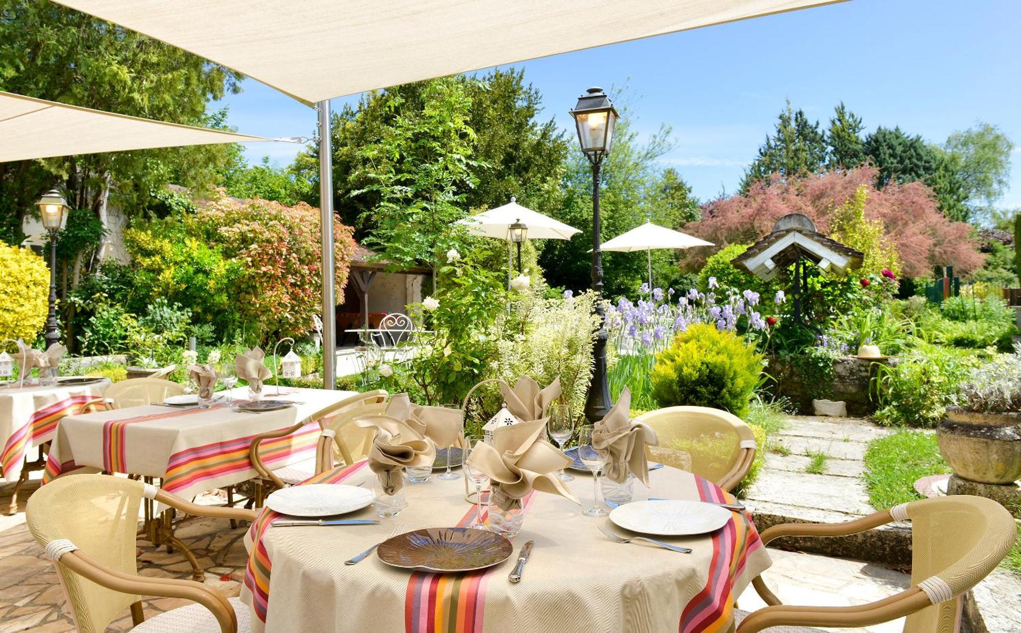 Logis Auberge Du Centre Chitenay Екстериор снимка