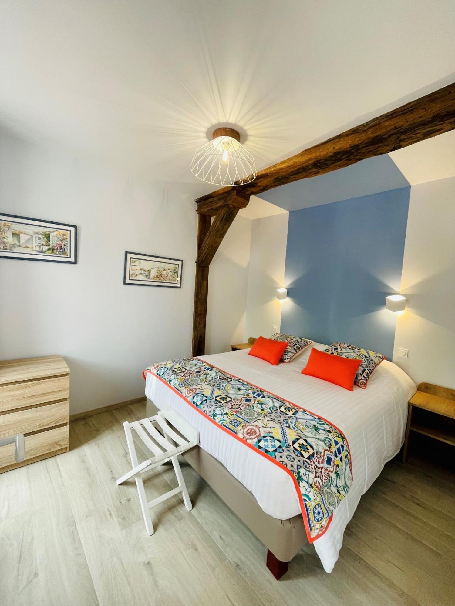 Logis Auberge Du Centre Chitenay Екстериор снимка