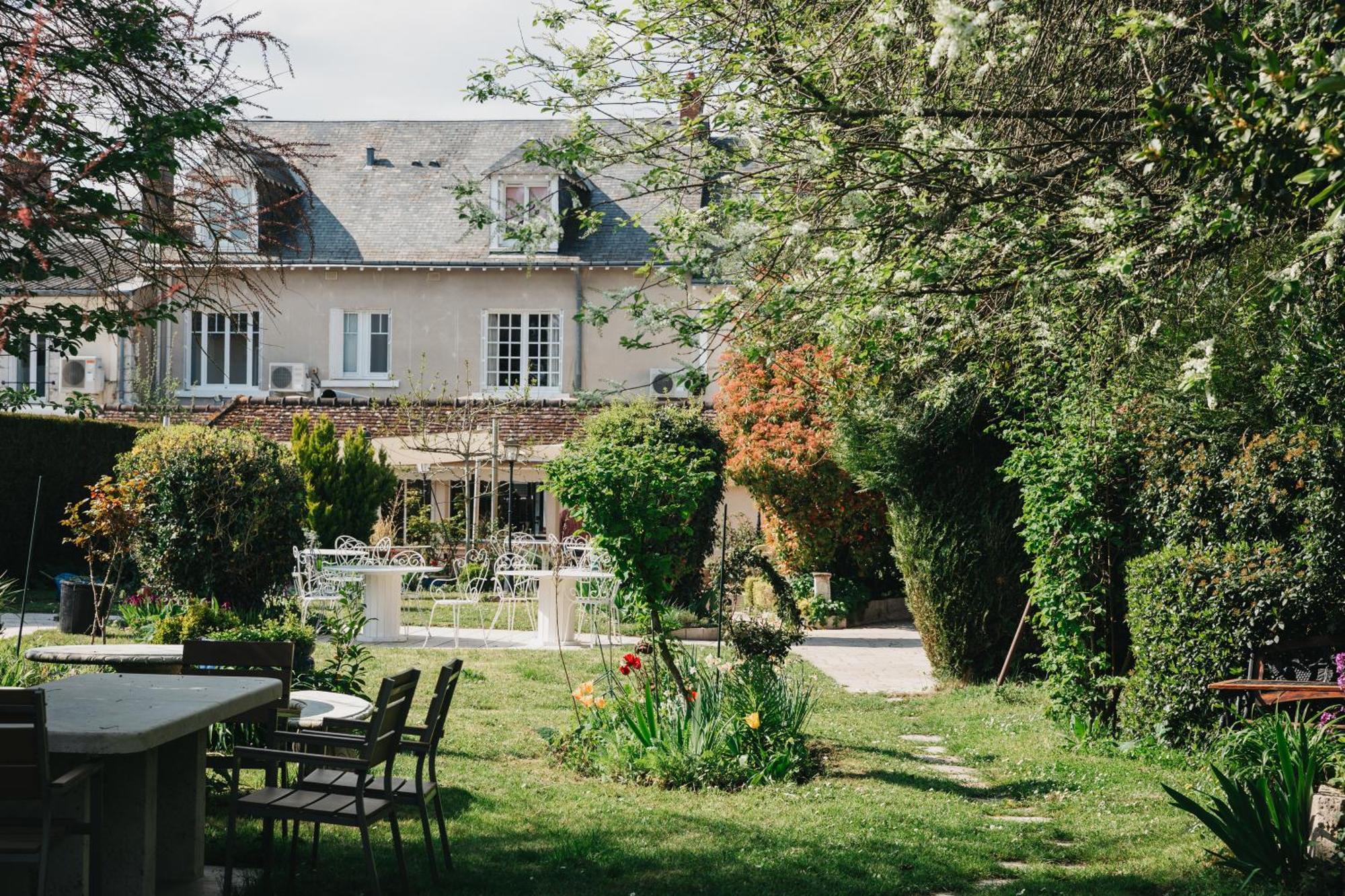 Logis Auberge Du Centre Chitenay Екстериор снимка